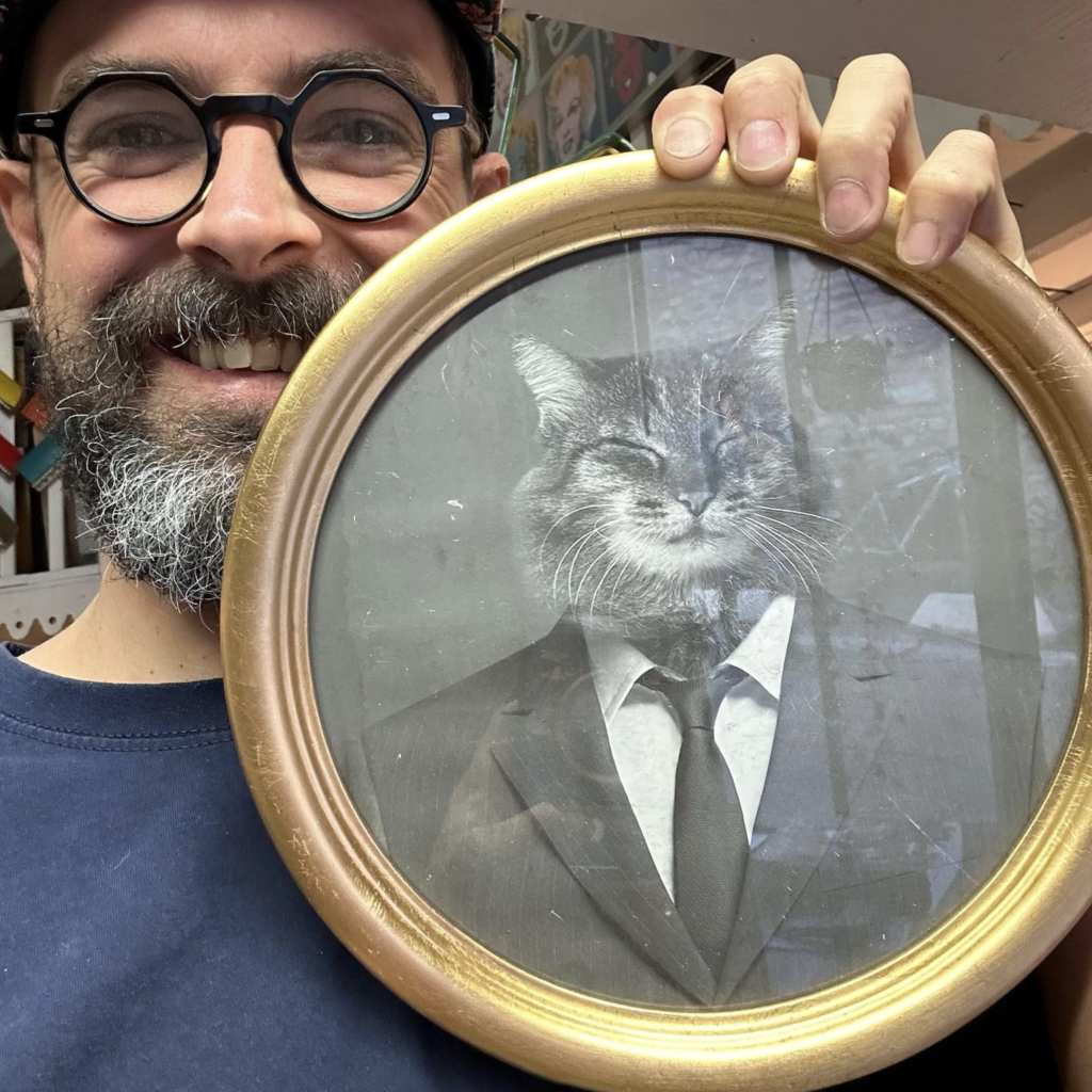 Chat en costume